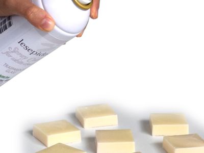 disponibile nella bomboletta spray da 400 ml